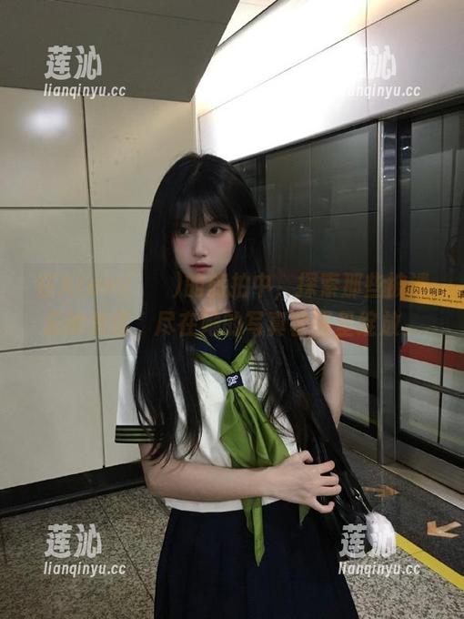 在Aram(아람)的旅拍中，探索那些被遗忘的角落，尽在她的写真套图里绽放。