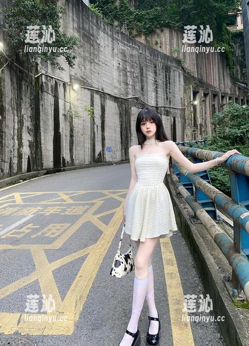 Feilin嗲囡囡 - waya小帝姬最新白色写真作品，致敬所有白色控，让你感受到透彻的美与幽默的糖！
