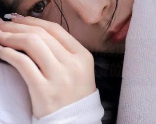 GIRLT果团网 - 探索Miss琪的私拍世界：肉丝原图展现风格多变的美丽心情！