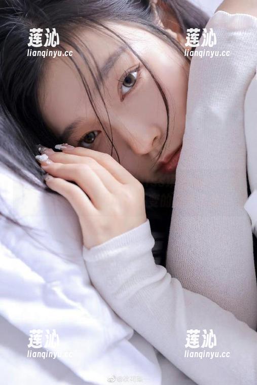 GIRLT果团网 - 探索Miss琪的私拍世界：肉丝原图展现风格多变的美丽心情！