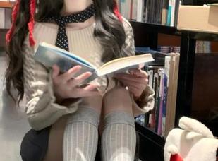 GIRLT果团网 - 揭秘松果儿无圣光美脚图包，腿部曲线让你无法抗拒！
