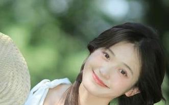 不容错过的最新果团网美女球迷场下对决图片，揭秘球迷的另一面！