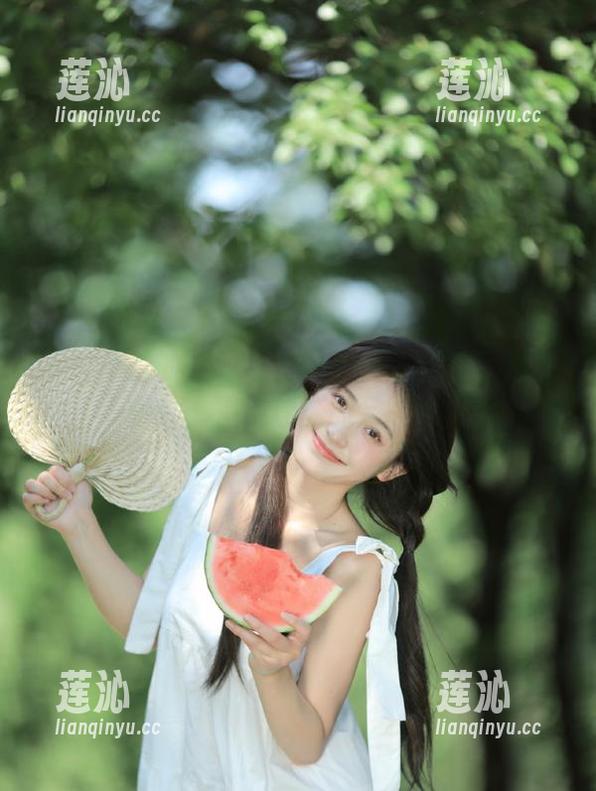不容错过的最新果团网美女球迷场下对决图片，揭秘球迷的另一面！