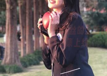 山茶摄影呈现：正装与肉丝的全新视觉体验，最新作品集上线