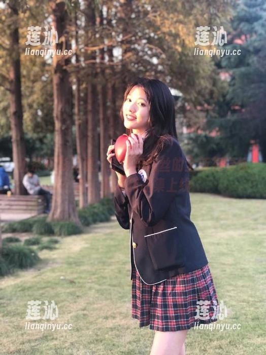 山茶摄影呈现：正装与肉丝的全新视觉体验，最新作品集上线