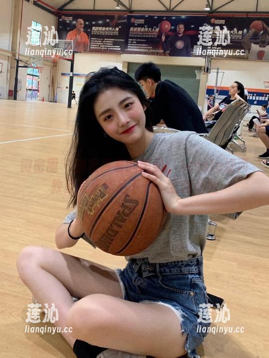 微密圈 - 捕捉青春的瞬间：Jessie婕西教室写真作品下载，全新体验
