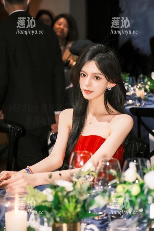 MFStar模范学院 - 南晓梦的修女写真，原图与图包完美融合的艺术呈现