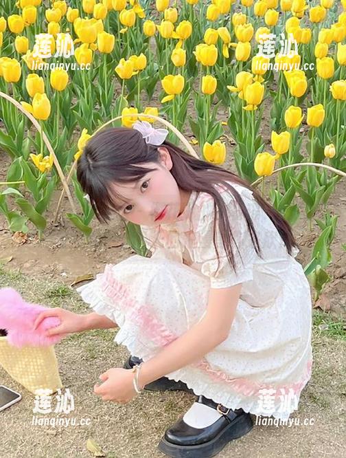 MyGirl美媛馆 - 樱花下的王馨瑶：迷人旗袍美图套图，春天的浪漫等你来欣赏！