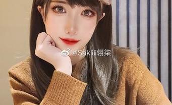 探索Sakiiii翎柒照片中的豹纹艺术，原图与图册交汇的视觉旅程