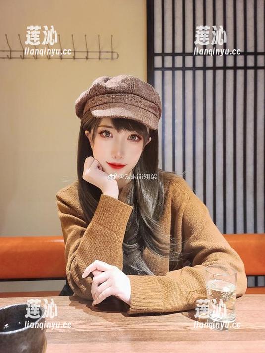 探索Sakiiii翎柒照片中的豹纹艺术，原图与图册交汇的视觉旅程