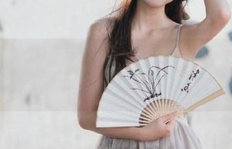 TouTiao头条女神 - 黑色的诱惑：曲佑熙全套图集，尽显其独特的魅力与气质
