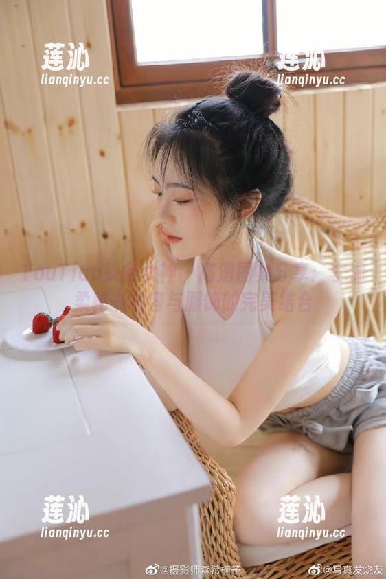 TouTiao头条女神 - 高清图集分享：李温柔秘书妆容与服饰的完美结合