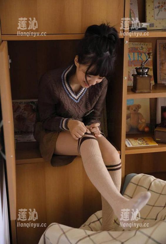 TouTiao头条女神 - 捕捉高韩菲与女友的美好瞬间：图片分享让爱在每一拍中流淌