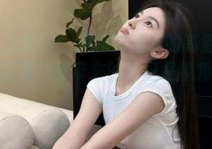 UGirls尤果网 - 揭秘唐溪若的高清写真之路，《裤里丝》带来的不仅是视角，更是感动