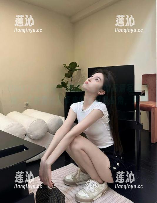 UGirls尤果网 - 揭秘唐溪若的高清写真之路，《裤里丝》带来的不仅是视角，更是感动