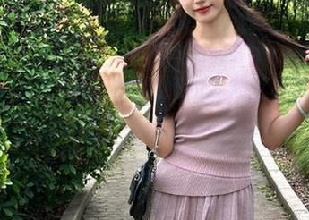 UGirls尤果网 - 尤娜娜的泳池世界，网盘中珍藏的绝美作品等你来解锁
