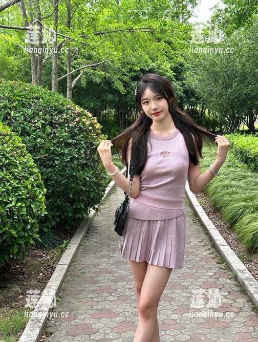UGirls尤果网 - 尤娜娜的泳池世界，网盘中珍藏的绝美作品等你来解锁