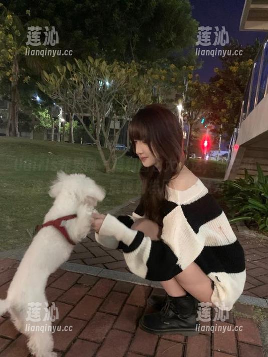 UGirls尤果网 - 福利图包大放送，张辛苑连衣裙写真，展现别样风情与魅力！