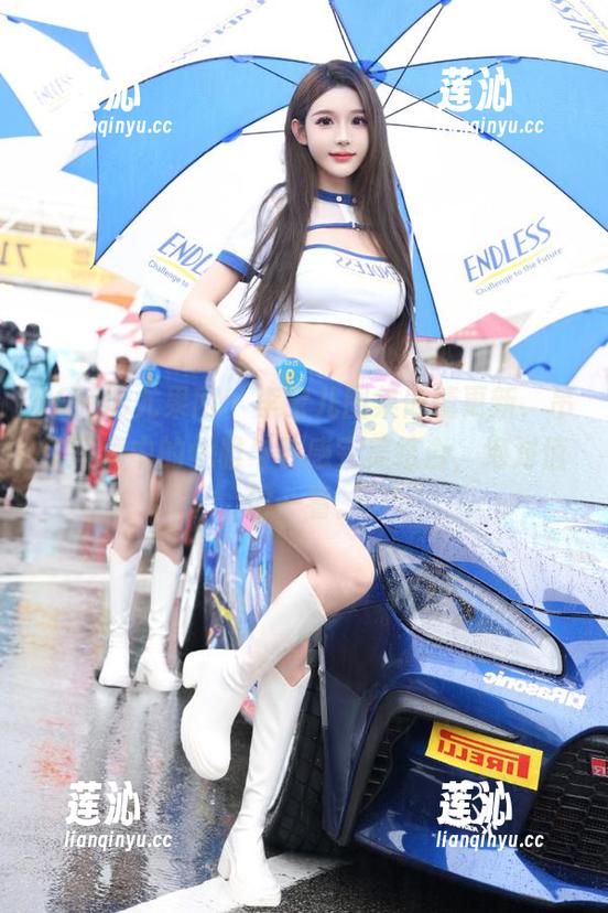 UGirls尤果网 - 李宝儿图集倾情更新，吊带写真中的优雅与性感完美结合，绝对值得一看。