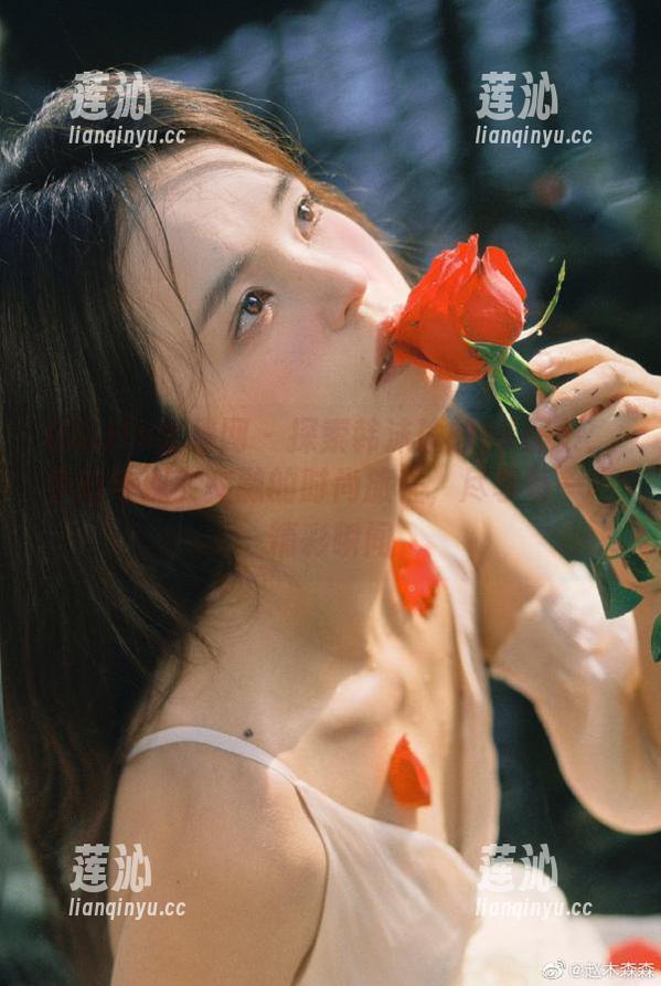 UGirls尤果网 - 探索韩沫瑜的JK图集：梦幻与现实交融的时尚旅程，尽享每一幅精彩瞬间