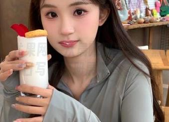 UGirls尤果网 - 从晨曦到黄昏：黛熙儿的夏日写真图册展现多彩生活