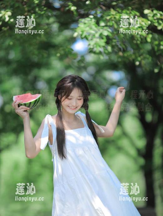 XIAOYU语画界 - 最新写真曝光：程开心在连体衣中穿梭，时尚与个性的完美融合！