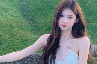 Xiuren秀人网 - 通过HeyuZhang的厨娘写真，观看美食与艺术的完美结合之旅。