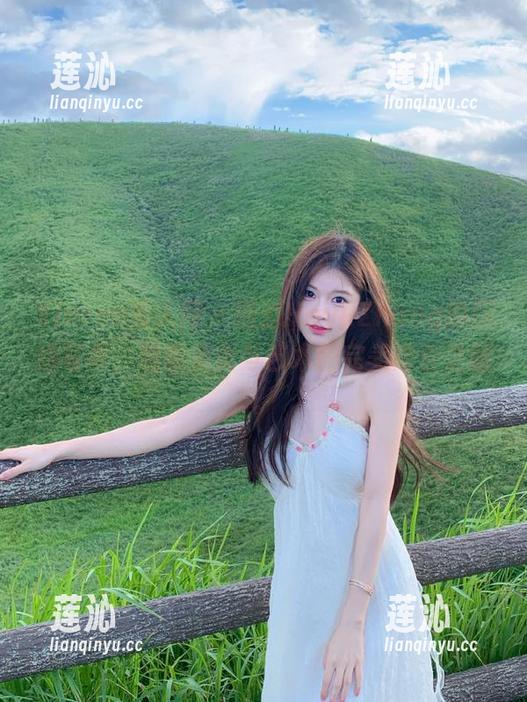Xiuren秀人网 - 通过HeyuZhang的厨娘写真，观看美食与艺术的完美结合之旅。