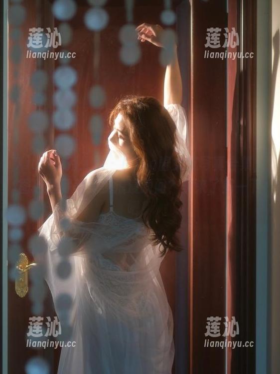 Xiuren秀人网 - Miko酱女友写真合集，图包里藏着多少浪漫瞬间？快来了解一下吧！