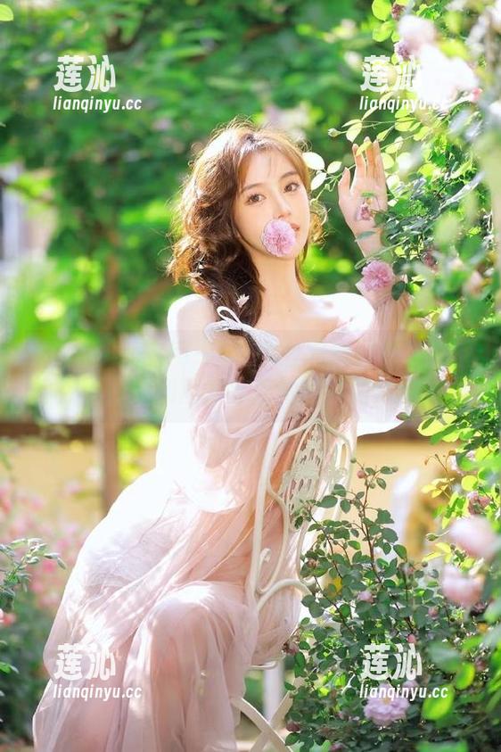 Xiuren秀人网 - Mila豆嘟嘟黑白写真系列：原图和图片尽显她的婉约与风姿