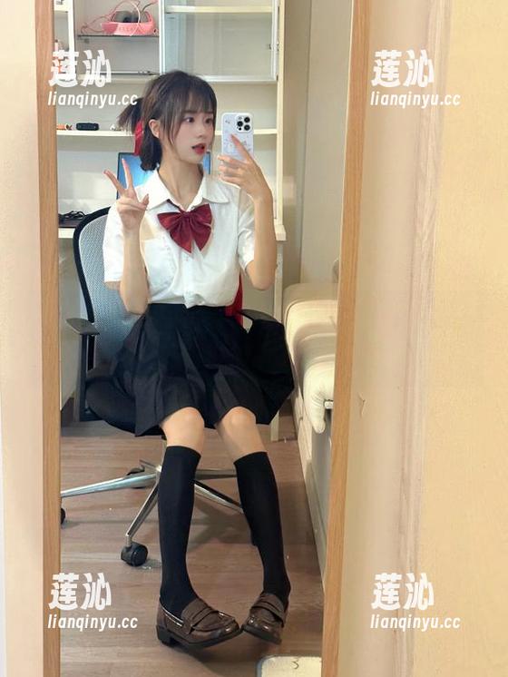 Xiuren秀人网 - Sukki校园魅力尽显，快来下载她的精美写真套图吧
