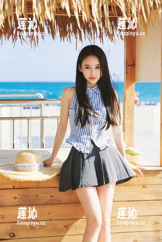 Xiuren秀人网 - 追寻最新写真，summer宝宝红裙下的动人故事与温暖瞬间