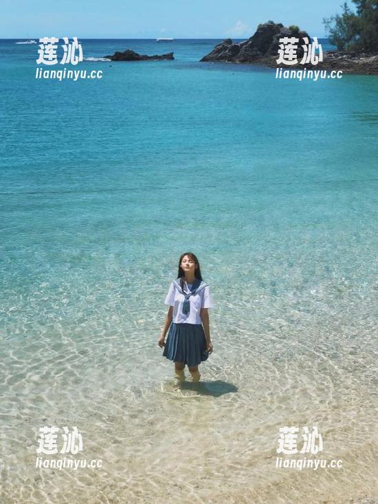 Xiuren秀人网 - 余贝拉bella毛衣写真原图发布，观看她优雅的冬季风情