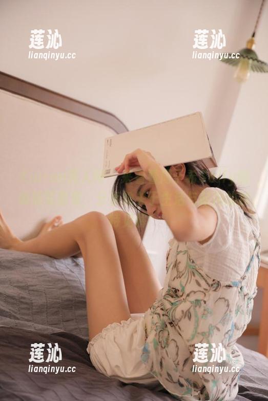 Xiuren秀人网 - 来看看周于希Sally的棉袜写真集，分享她关于生活与时尚的独特见解！