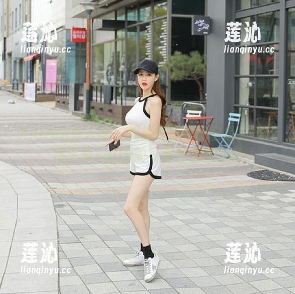Xiuren秀人网 - 捕捉光影中的白色之美：周于希Sally的写真作品集分享