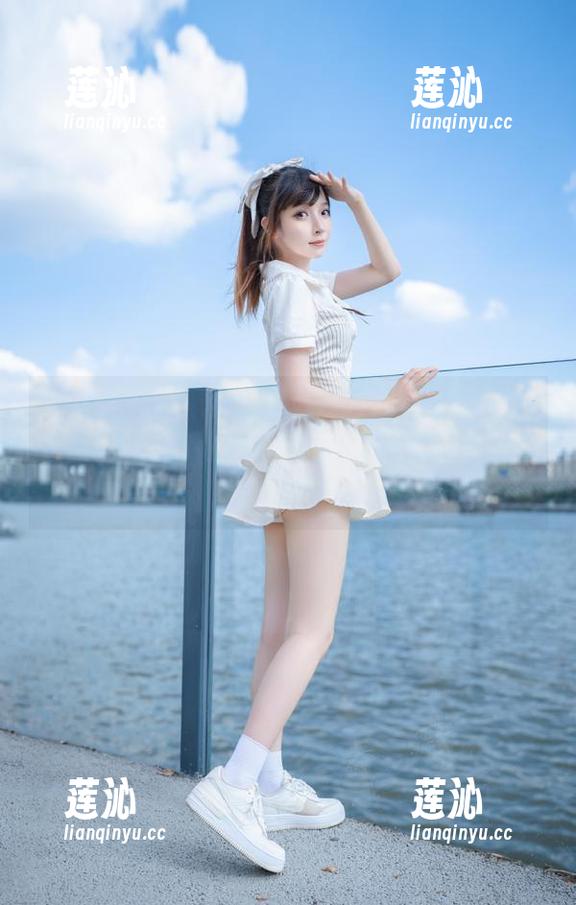 Xiuren秀人网 - 周波儿校园写真探索：无圣光背景下的美图，记录青春的每个瞬间