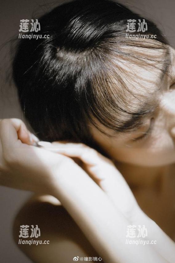 Xiuren秀人网 - 夏诗诗Sally黑白写真集精选：优雅身影映射出内心深处的光影