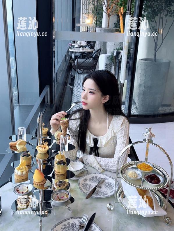 Xiuren秀人网 - 随小热巴欣赏无圣光下的毛衣写真，感受图片中传递的温暖与恬静，完美演绎时尚风。