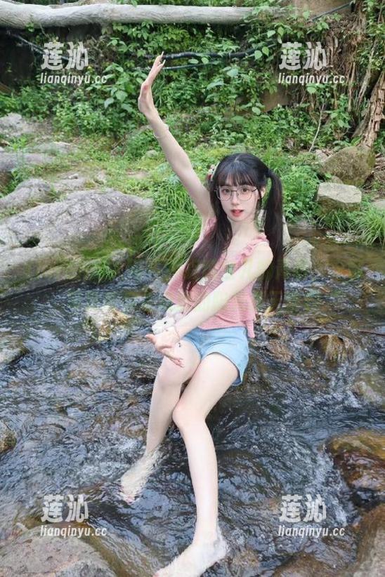 Xiuren秀人网 - 捕捉曦宝儿的青春，定制写真带你走进她的阳光夏天世界