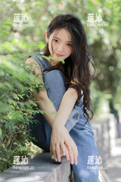 Xiuren秀人网 - 释放你的灵感，月夕Lily白裙美图与资源合集，点亮你的视觉创意！