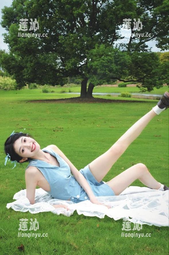 Xiuren秀人网 - 云淡风轻的“沐沐baby学姐”写真原图，笑看自己的青涩岁月