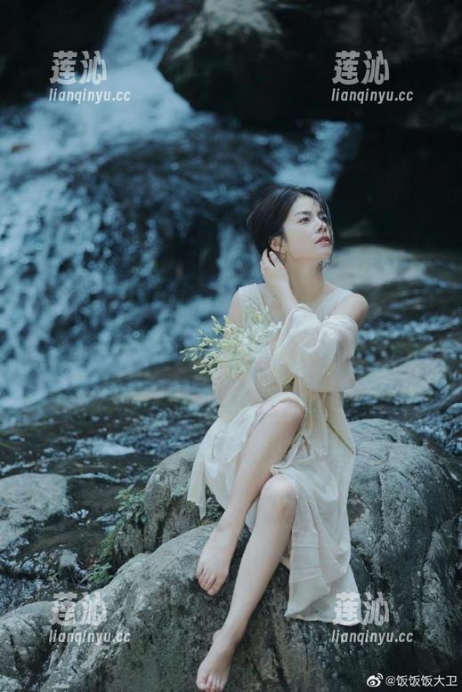 Xiuren秀人网 - 轻盈的白裙飘动，王馨瑶Yanni的定制写真带你体验不一样的清新！