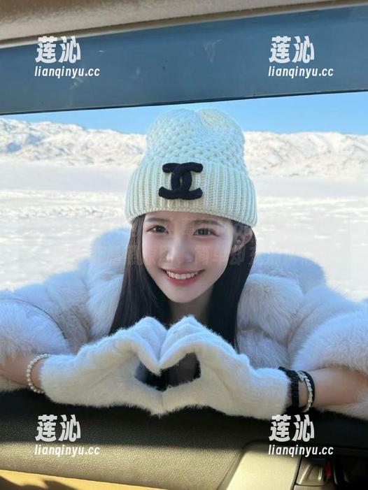 Xiuren秀人网 - 由葛征Model亲自拍摄的吊带私照原图，简单却充满诱惑