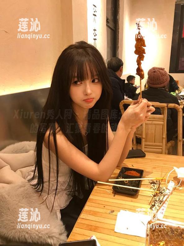 Xiuren秀人网 - 精品图库：赵万灵学姐的写真，汇聚青春的动人与梦想
