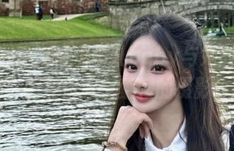 Xiuren秀人网 - 雨儿baby与她的眼镜艺术：图库资源中蕴藏的摄影故事