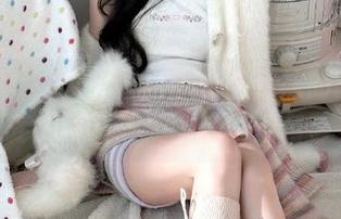 Xiuren秀人网 - 顾欣怡与棉袜的时尚碰撞：定制写真展现个性魅力与艺术感