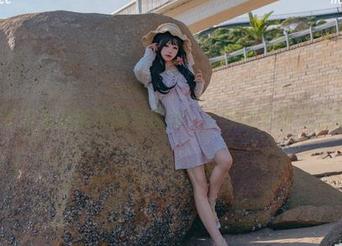 Yiko湿润兔最新作品集揭秘：女孩的柔美与坚定并存