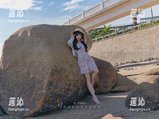 Yiko湿润兔最新作品集揭秘：女孩的柔美与坚定并存