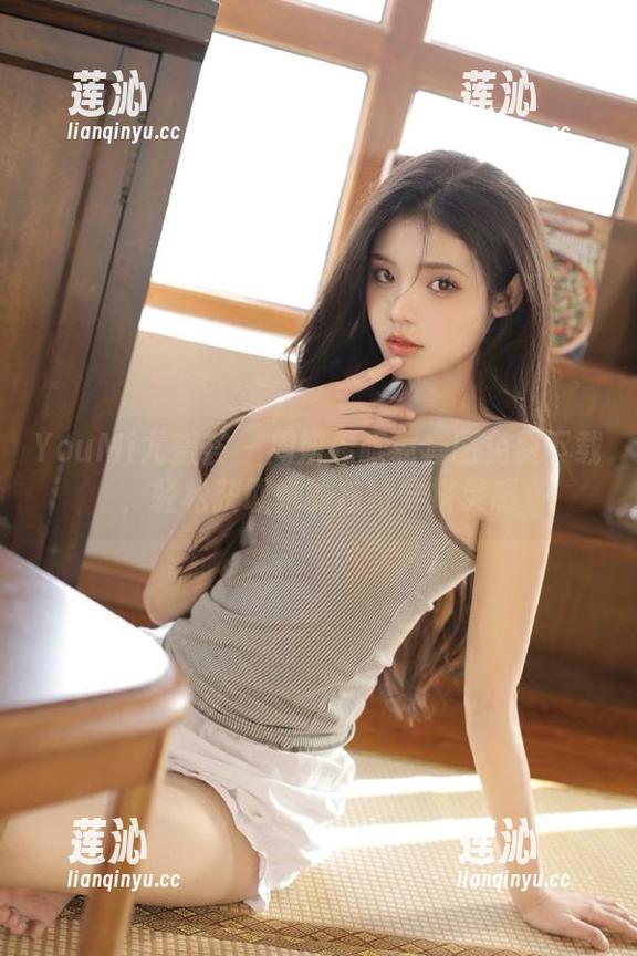 YouMi尤蜜荟 - 周妍希眼镜套图免费下载，轻松获取她的独特穿搭灵感