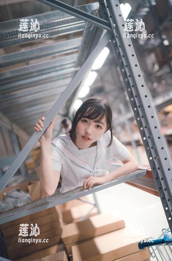 YouMi尤蜜荟 - 是小逗逗的校服写真：在复古风潮中，我们都成了时光里被遗忘的校服。